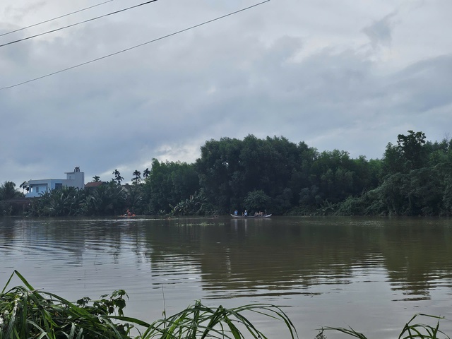 Quảng Ngãi: Một người bị lũ cuốn mất tích khi đi qua cầu - Ảnh 1.