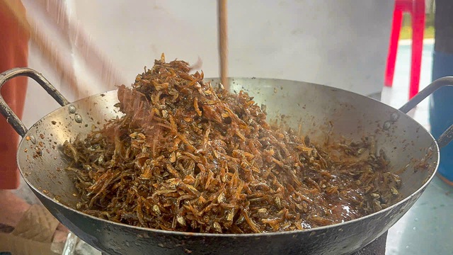 Nồi cá cơm rim 'đỏ lửa' giữa mùa lũ miền Trung - Ảnh 4.