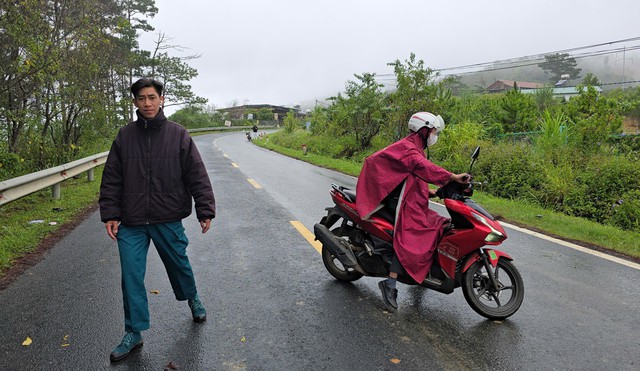 Sạt lở đèo D'Ran cấm đường không biển báo gây phiền toái cho du khách- Ảnh 3. Sạt lở đèo D'Ran cấm đường không biển báo gây phiền toái cho du khách- Ảnh 3.