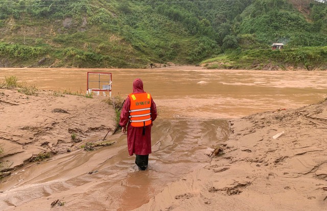 Sạt lở đất bủa vây con đường và bản làng biên giới Quảng Trị - Ảnh 3. Sạt lở đất bủa vây con đường và bản làng biên giới Quảng Trị - Ảnh 3.