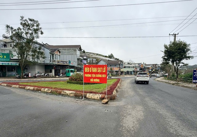 Sạt lở đèo D’Ran: Phân luồng giao thông, đặt biển báo sau khi báo chí phản ánh - Ảnh 1. Sạt lở đèo D’Ran: Phân luồng giao thông, đặt biển báo sau khi báo chí phản ánh - Ảnh 1.