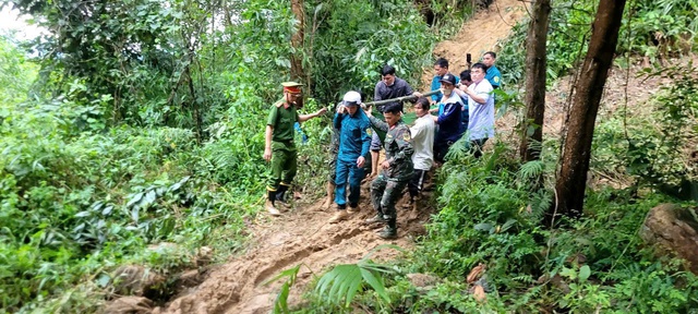 Quảng Ngãi: Dùng cáng băng rừng khiêng sản phụ từ vùng sạt lở đi cấp cứu- Ảnh 1. Quảng Ngãi: Dùng cáng băng rừng khiêng sản phụ từ vùng sạt lở đi cấp cứu- Ảnh 1.