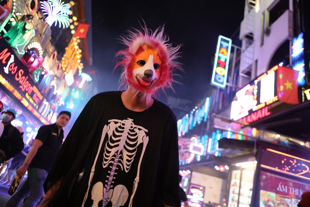 Giới trẻ h&oacute;a th&agrave;nh "ma quỷ" xuống đường dịp lễ Halloween  - Ảnh 1.