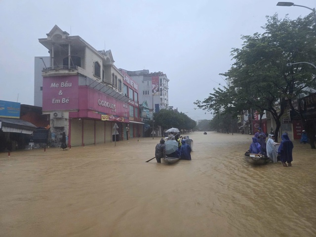 Công an TP.Huế sẽ xử lý chủ ghe 'chặt chém' người dân trong mưa lũ- Ảnh 1. Công an TP.Huế sẽ xử lý chủ ghe 'chặt chém' người dân trong mưa lũ- Ảnh 1.