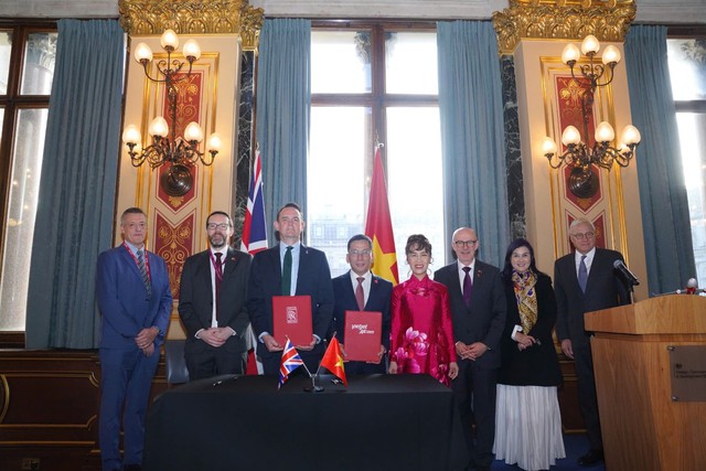 Vietjet và Rolls-Royce ký hợp đồng động cơ Trent 7000 trị giá 3,8 tỉ đô la Mỹ - Ảnh 2. Vietjet và Rolls-Royce ký hợp đồng động cơ Trent 7000 trị giá 3,8 tỉ đô la Mỹ - Ảnh 2.