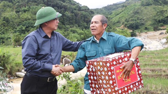 Phó thủ tướng Hồ Quốc Dũng: Không để người dân vùng sạt lở bị đói, khát- Ảnh 4. Phó thủ tướng Hồ Quốc Dũng: Không để người dân vùng sạt lở bị đói, khát- Ảnh 4.