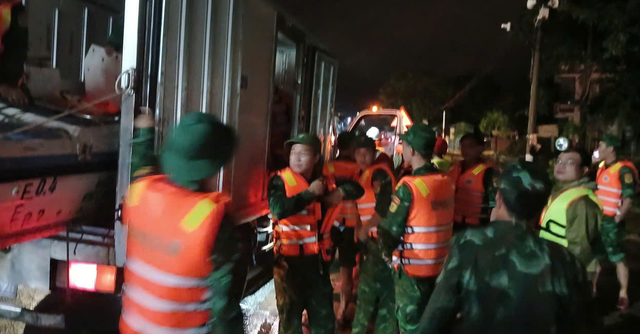 Lâm Đồng: Hàm Thuận tan hoang trong nước lũ lịch sử, Hàm Thắng dân chạy thâu đêm - Ảnh 3.