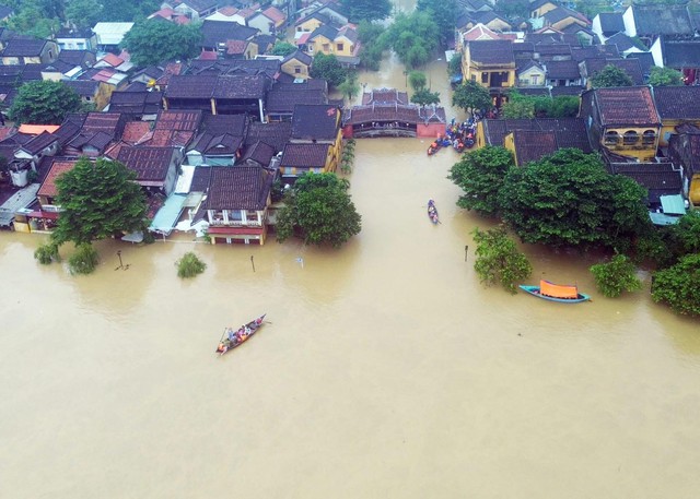 Long Châu trao 1 tấn thuốc và vật tư y tế hỗ trợ người dân vùng lũ tại Huế - Ảnh 2. Long Châu trao 1 tấn thuốc và vật tư y tế hỗ trợ người dân vùng lũ tại Huế - Ảnh 2.