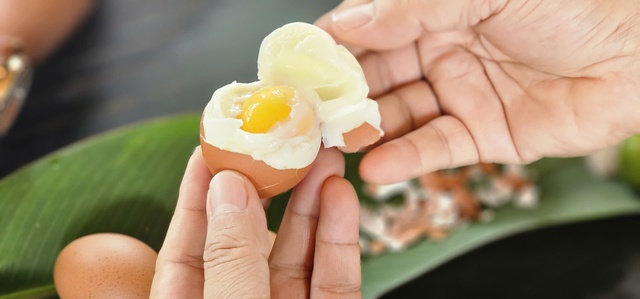 Trứng gà lòng đào dẻo thơm, ăn tốt cho sức khoẻ Trứng gà lòng đào dẻo thơm, ăn tốt cho sức khoẻ