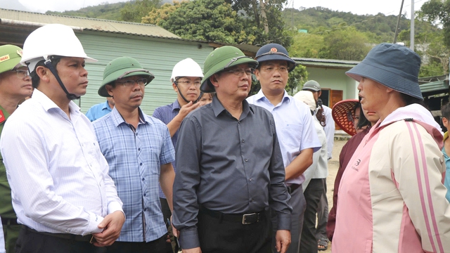 Phó thủ tướng Hồ Quốc Dũng: Không để người dân vùng sạt lở bị đói, khát- Ảnh 1. Phó thủ tướng Hồ Quốc Dũng: Không để người dân vùng sạt lở bị đói, khát- Ảnh 1.