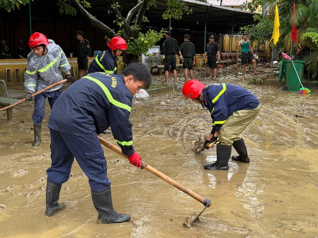Công an nhiều nơi về Huế, sát cánh cùng người dân dọn bùn non - Ảnh 1.