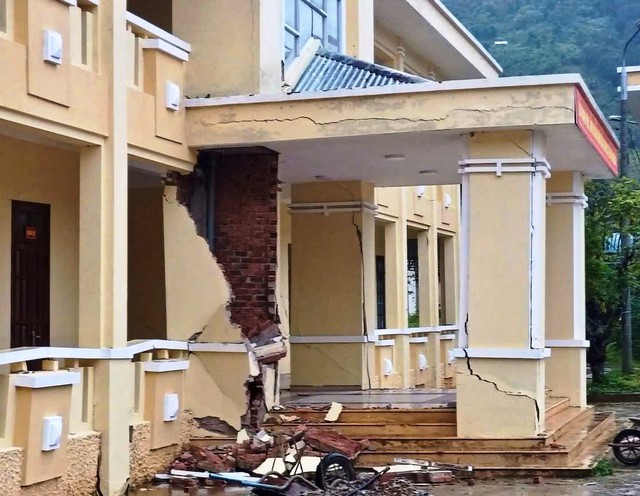 Đà Nẵng: Xã viên giới bị cô lập, trụ sở xã đối diện nguy cơ đổ sập - Ảnh 2. Đà Nẵng: Xã viên giới bị cô lập, trụ sở xã đối diện nguy cơ đổ sập - Ảnh 2.