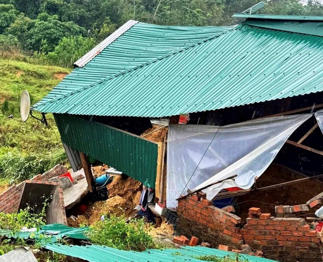 Đà Nẵng: Xã viên giới bị cô lập, trụ sở xã đối diện nguy cơ đổ sập - Ảnh 3. Đà Nẵng: Xã viên giới bị cô lập, trụ sở xã đối diện nguy cơ đổ sập - Ảnh 3.