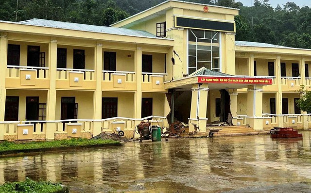 Đà Nẵng: Xã viên giới bị cô lập, trụ sở xã đối diện nguy cơ đổ sập - Ảnh 1. Đà Nẵng: Xã viên giới bị cô lập, trụ sở xã đối diện nguy cơ đổ sập - Ảnh 1.