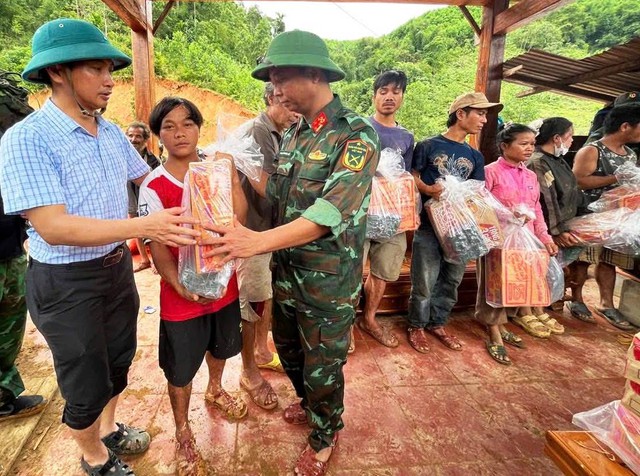 Xuyên rừng, vượt sạt lở cõng lương thực cứu trợ ngàn hộ dân bị cô lập- Ảnh 4. Xuyên rừng, vượt sạt lở cõng lương thực cứu trợ ngàn hộ dân bị cô lập- Ảnh 4.