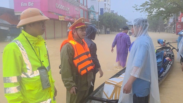 Công an TP.Huế sẽ xử lý chủ ghe 'chặt chém' người dân trong mưa lũ- Ảnh 2. Công an TP.Huế sẽ xử lý chủ ghe 'chặt chém' người dân trong mưa lũ- Ảnh 2.