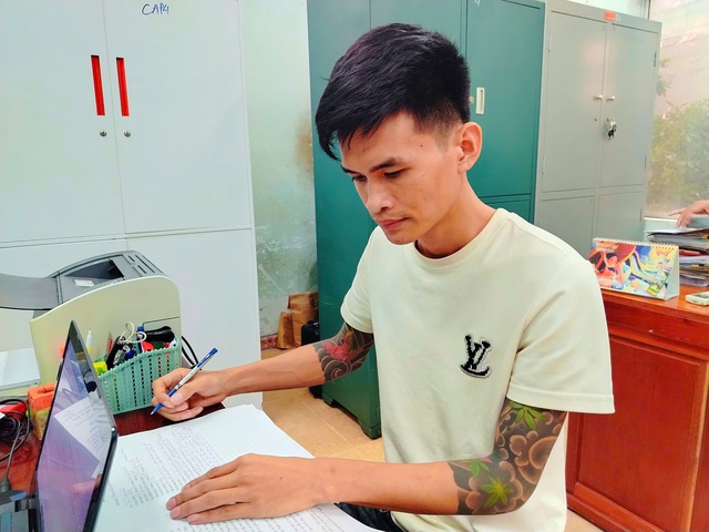 Bắt tạm giam nghi phạm đ&aacute;nh phụ nữ mang thai trong tiệm tạp h&oacute;a ở Đắk Lắk- Ảnh 1.