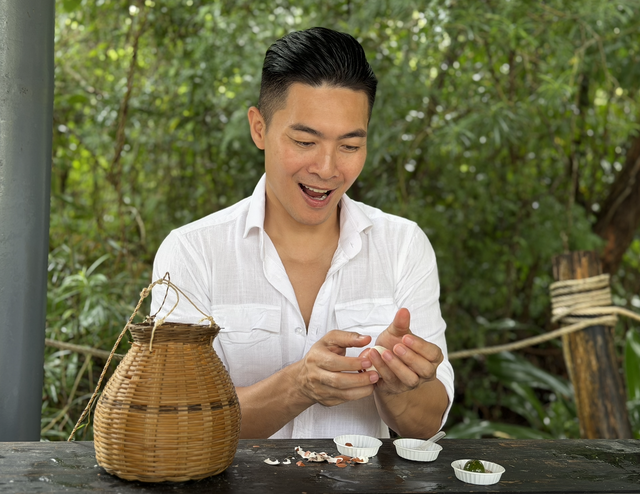 Nghệ sĩ Quốc Cơ, là một trong những du khách tại đây có trải nghiệm vừa bóc trứng vừa xuýt xoa vì sợ bể mất lòng đào. Nghệ sĩ Quốc Cơ, là một trong những du khách tại đây có trải nghiệm vừa bóc trứng vừa xuýt xoa vì sợ bể mất lòng đào.