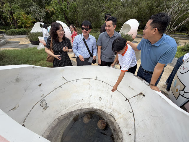 Du khách mua trứng gà tươi và thả vào hố nước nóng. Du khách mua trứng gà tươi và thả vào hố nước nóng.