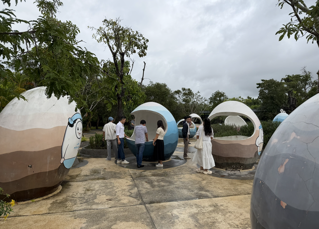 Khoảng gần 20 hố nước khoáng nóng tại đây có thể luộc trứng. Khoảng gần 20 hố nước khoáng nóng tại đây có thể luộc trứng.