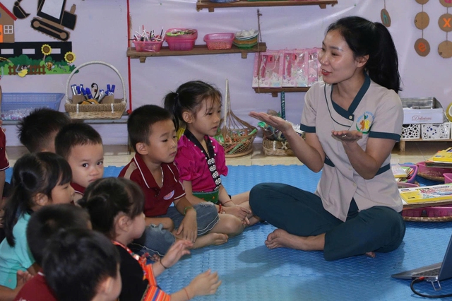 Cô giáo trẻ mang bụng bầu, cõng con vượt suối băng rừng đến với học trò- Ảnh 3. Cô giáo trẻ mang bụng bầu, cõng con vượt suối băng rừng đến với học trò- Ảnh 3.