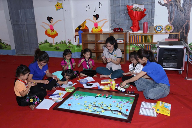 Cô giáo trẻ mang bụng bầu, cõng con vượt suối băng rừng đến với học trò- Ảnh 5. Cô giáo trẻ mang bụng bầu, cõng con vượt suối băng rừng đến với học trò- Ảnh 5.