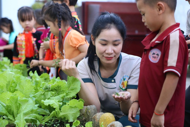 Cô giáo trẻ mang bụng bầu, cõng con vượt suối băng rừng đến với học trò- Ảnh 4. Cô giáo trẻ mang bụng bầu, cõng con vượt suối băng rừng đến với học trò- Ảnh 4.