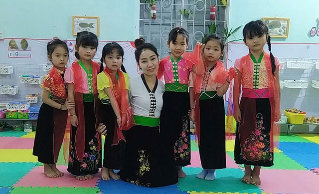 Cô giáo trẻ mang bụng bầu, cõng con vượt suối băng rừng đến với học trò- Ảnh 1. Cô giáo trẻ mang bụng bầu, cõng con vượt suối băng rừng đến với học trò- Ảnh 1.