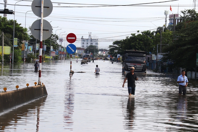 Nước lũ tr&agrave;n về ngập lụt h&agrave;ng trăm căn nh&agrave; tại L&acirc;m Đồng g&acirc;y t&ecirc; liệt QL1 - Ảnh 2.
