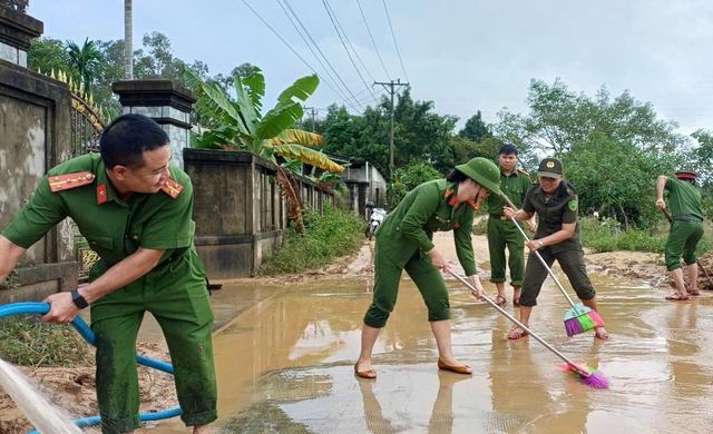 Công an nhiều nơi về Huế, sát cánh cùng người dân dọn bùn non - Ảnh 2.