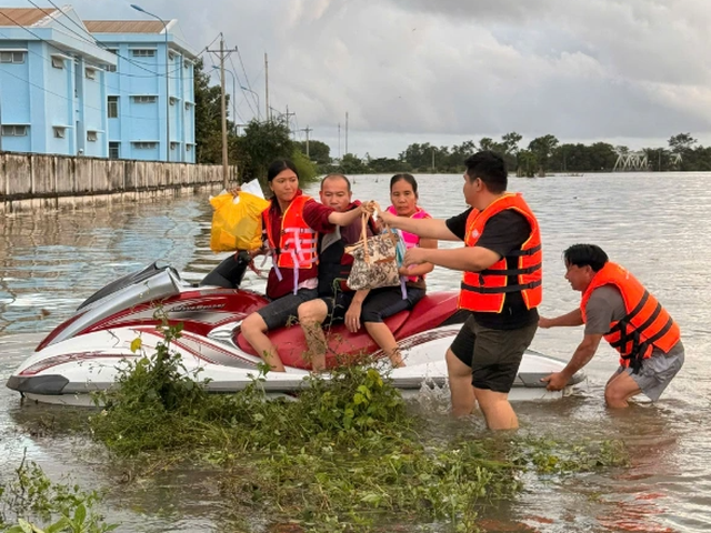 Nước lũ tr&agrave;n về ngập lụt h&agrave;ng trăm căn nh&agrave; tại L&acirc;m Đồng g&acirc;y t&ecirc; liệt QL1 - Ảnh 4.