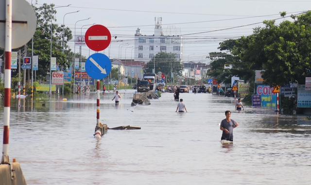 Lâm Đồng: Hàm Thuận tan hoang trong nước lũ lịch sử, Hàm Thắng dân chạy thâu đêm - Ảnh 7.