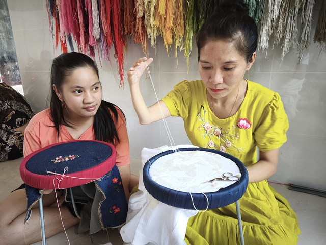 Đôi tay khuyết thêu tranh lên… lá bồ đề- Ảnh 1. Đôi tay khuyết thêu tranh lên… lá bồ đề- Ảnh 1.