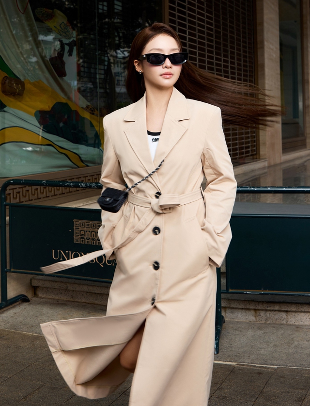 Cách phối áo phao, áo khoác cùng váy điệu đà nhưng vẫn ấm áp ngày lạnh Phối áo phao, áo khoác dáng ngắn cực ngầu cùng váy dáng dài mùa lạnh  - Ảnh 9.