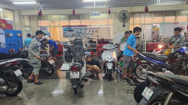 Bạn trẻ Huế sửa xe miễn phí, ‘sửa’ lại tinh thần sau lũ dữ- Ảnh 3.