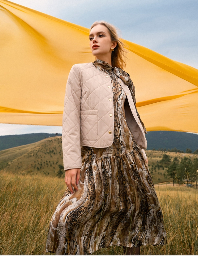 Cách phối áo phao, áo khoác cùng váy điệu đà nhưng vẫn ấm áp ngày lạnh Phối áo phao, áo khoác dáng ngắn cực ngầu cùng váy dáng dài mùa lạnh  - Ảnh 1.