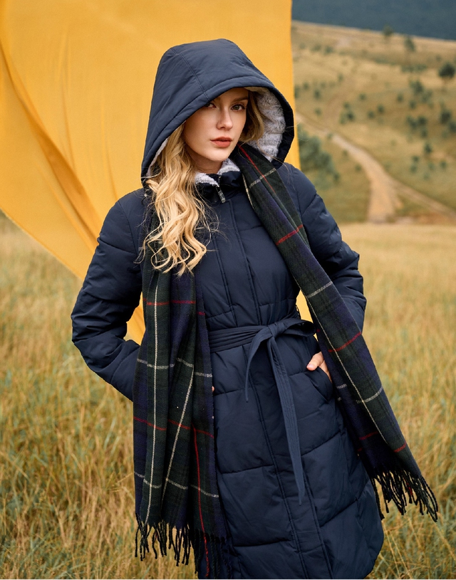 Cách phối áo phao, áo khoác cùng váy điệu đà nhưng vẫn ấm áp ngày lạnh Phối áo phao, áo khoác dáng ngắn cực ngầu cùng váy dáng dài mùa lạnh  - Ảnh 6.