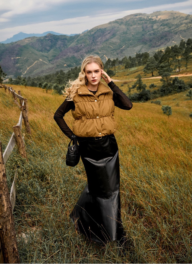 Cách phối áo phao, áo khoác cùng váy điệu đà nhưng vẫn ấm áp ngày lạnh Phối áo phao, áo khoác dáng ngắn cực ngầu cùng váy dáng dài mùa lạnh  - Ảnh 3.