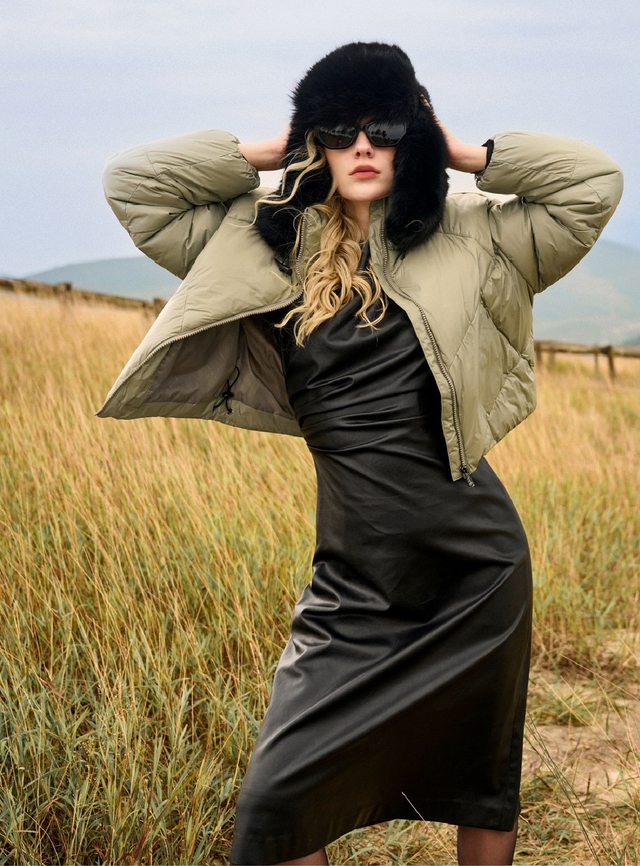 Cách phối áo phao, áo khoác cùng váy điệu đà nhưng vẫn ấm áp ngày lạnh Phối áo phao, áo khoác dáng ngắn cực ngầu cùng váy dáng dài mùa lạnh  - Ảnh 5.