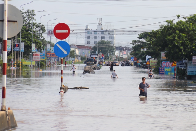 Nước lũ tr&agrave;n về ngập lụt h&agrave;ng trăm căn nh&agrave; tại L&acirc;m Đồng g&acirc;y t&ecirc; liệt QL1 - Ảnh 1.