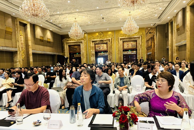 Đến Việt Nam, nhà văn nổi tiếng Trung Quốc Lưu Chấn Vân chỉ thích... ăn phở- Ảnh 1. Đến Việt Nam, nhà văn nổi tiếng Trung Quốc Lưu Chấn Vân chỉ thích... ăn phở- Ảnh 1.