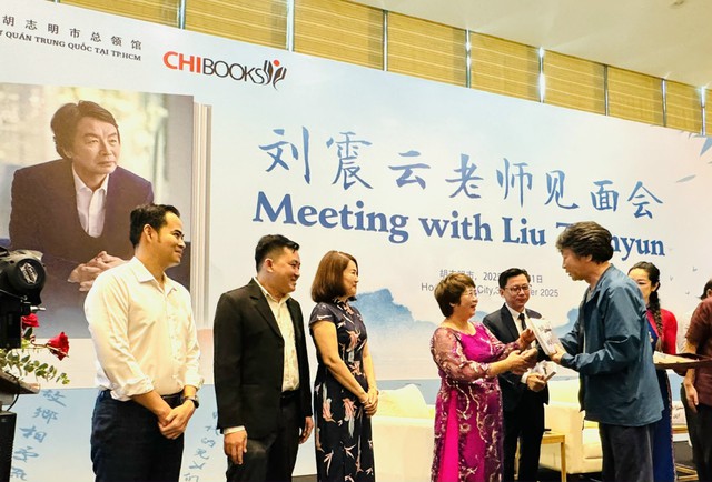 Đến Việt Nam, nhà văn nổi tiếng Trung Quốc Lưu Chấn Vân chỉ thích... ăn phở- Ảnh 5. Đến Việt Nam, nhà văn nổi tiếng Trung Quốc Lưu Chấn Vân chỉ thích... ăn phở- Ảnh 5.