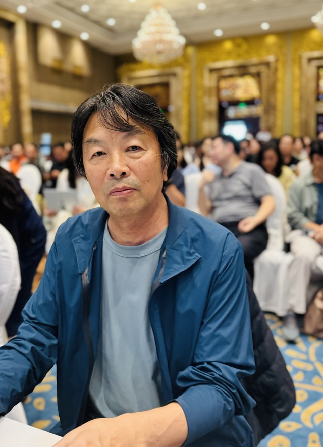 Đến Việt Nam, nhà văn nổi tiếng Trung Quốc Lưu Chấn Vân chỉ thích... ăn phở- Ảnh 2. Đến Việt Nam, nhà văn nổi tiếng Trung Quốc Lưu Chấn Vân chỉ thích... ăn phở- Ảnh 2.