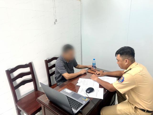 Tài xế ô tô đi ngược chiều bị CSGT phạt 19 triệu vì 'tiết kiệm thời gian'- Ảnh 2. Tài xế ô tô đi ngược chiều bị CSGT phạt 19 triệu vì 'tiết kiệm thời gian'- Ảnh 2.