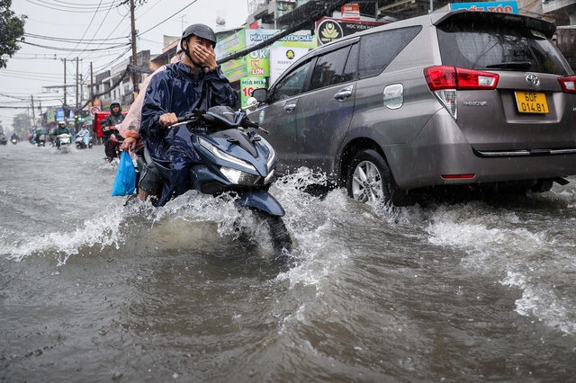 Dự báo thời tiết TP.HCM: Liên tục mưa lớn, triều cường vào chiều tối - Ảnh 2.