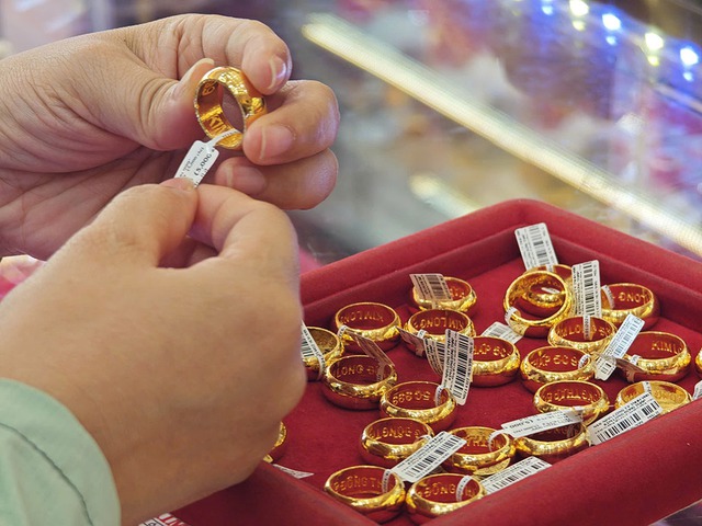 Tranh cãi thuế vàng- Ảnh 1. Tranh cãi thuế vàng- Ảnh 1.