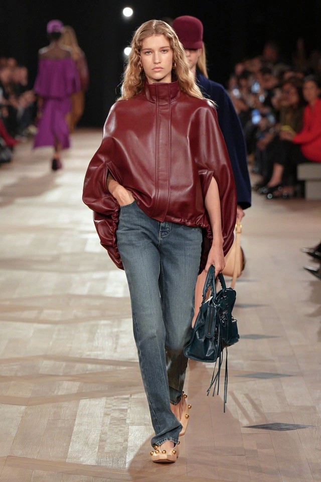 Những 'bản phối' với denim gây chú ý từ sự kiện đến đời sống thường nhật- Ảnh 1.