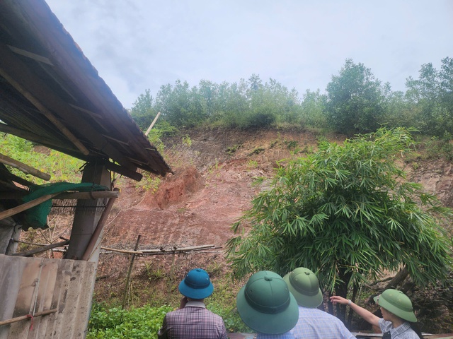 Quảng Trị c&ocirc;ng bố t&igrave;nh huống khẩn cấp do sạt lở đất đe dọa khu d&acirc;n cư - Ảnh 1.