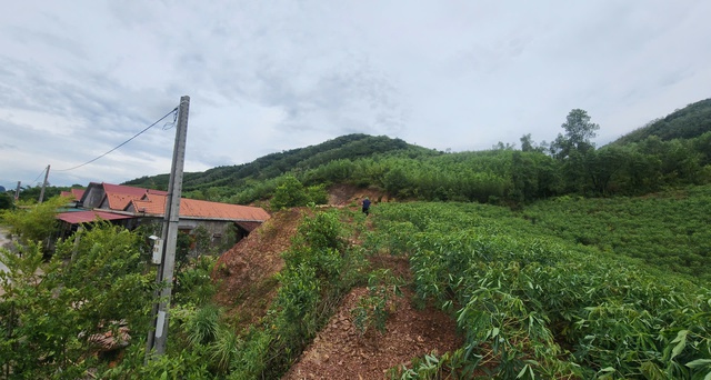 Quảng Trị c&ocirc;ng bố t&igrave;nh huống khẩn cấp do sạt lở đất đe dọa khu d&acirc;n cư - Ảnh 2.