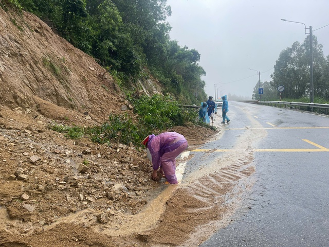 CSGT khắc phục sạt lở đèo An Khê giữa mưa lớn đảm bảo giao thông thông suốt - Ảnh 2.